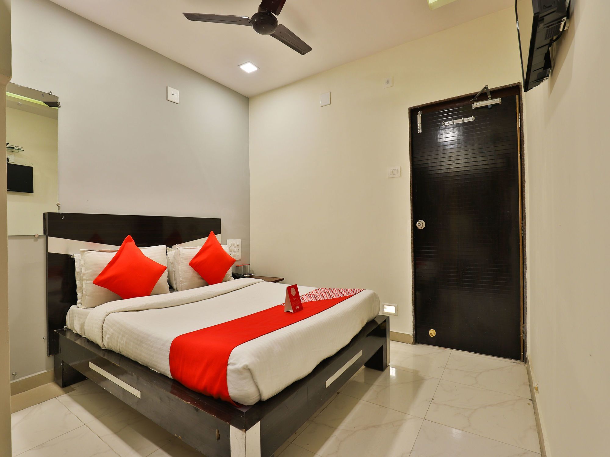 Oyo 13535 Aakash Hotel Ахмедабад Екстериор снимка