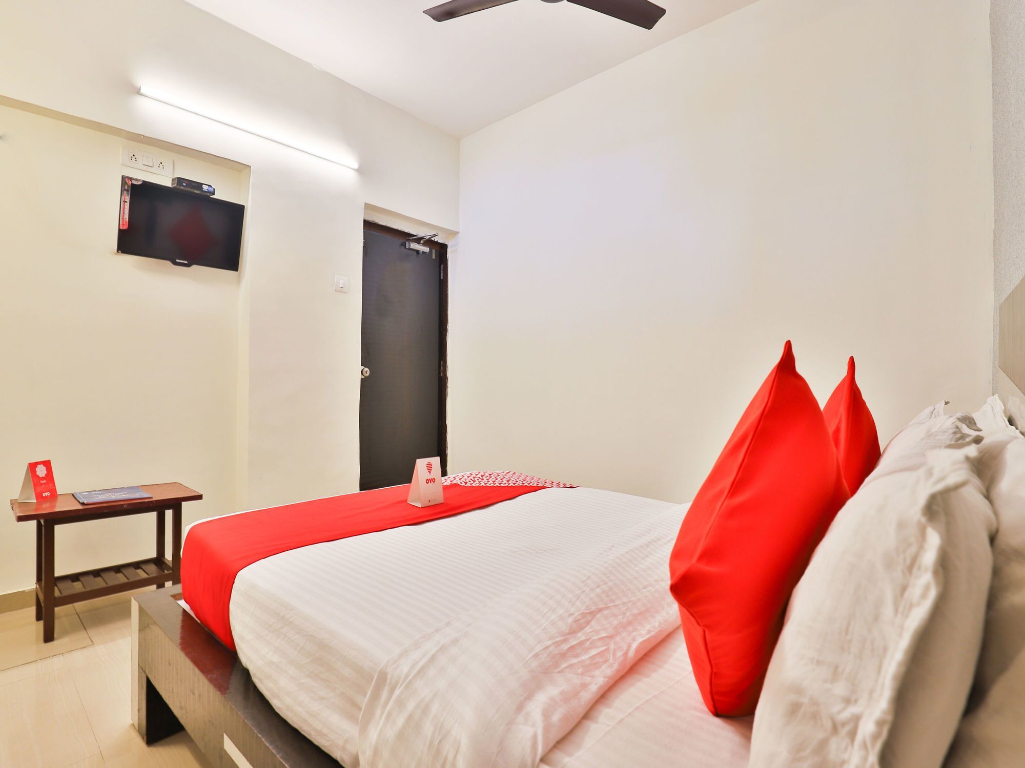 Oyo 13535 Aakash Hotel Ахмедабад Екстериор снимка
