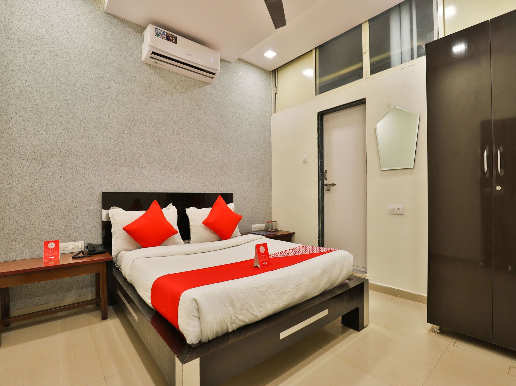 Oyo 13535 Aakash Hotel Ахмедабад Екстериор снимка